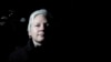 Osnivač WikiLeaksa Julian Assange po napuštanju Vrhovnog suda u Londonu 2. februar 2012. 