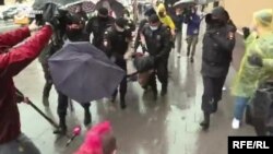 دا کسان د پېژندل شوي روسي ژورنالیست، اییا اذر د نیول کېدو پر ضد داعتراض لپاره را وتلي وو.
