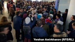 Участники встречи с представителями акимата Астаны, в основном многодетные матери, требующие улучшения качества жизни их семей, в фойе концертного зала "Астана". 15 февраля 2019 года. 