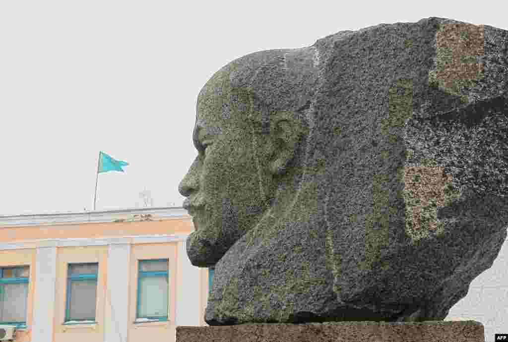 Қостанай облысы Арқалық қаласындағы дала өлкесі музейінің алдында тұрған Ленин ескерткіші.