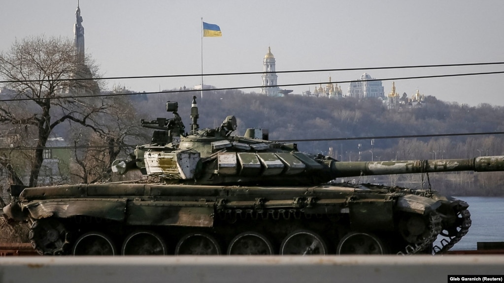 Один із захоплених українськими військовими російських танків, які потягом перевозять у столиці України. Київ, 28 березня 2022 року
