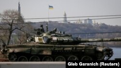 Один із захоплених українськими військовими російських танків, які потягом перевозять у столиці України. Київ, 28 березня 2022 року