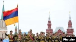 Армянские военнослужащие принимают участие в параде Победы на Красной площади в Москве, 9 мая 2010 г. 