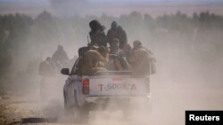 Демократические силы Сирии едут на пикапе в городе Аль-Шадади в южной местности Хасака, 18 февраля 2016 года.