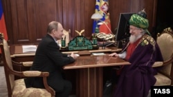 Президент России Владимир Путин и Верховный муфтий России Талгат Таджуддин (слева направо) во время встречи в Кремле. Россия, 21 марта 2017 года