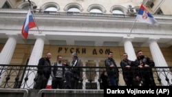 Članovi ruske motorističke grupe ''Noćni vukovi'' stoje ispred "Ruskog doma" u Beogradu, 27. marta 2018.
