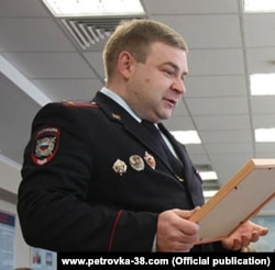 Подполковник Александр Кузин оказался замешан в ряде скандалов с коррупцией и применением насилия, был уволен из органов в связи с утратой доверия, но снова нашёл работу в другом округе Москвы