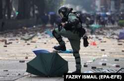 11 noiembrie 2019, în fața Politehnicii din Hong Kong, scena unora din cele mai dure confruntări între protestatari și poliție