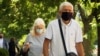 Dy persona duke mbajtur maskën, si mbrojtje nga koronavirusi në Prishtinë.
