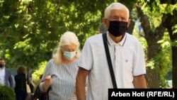Dy persona duke mbajtur maskën, si mbrojtje nga koronavirusi në Prishtinë.