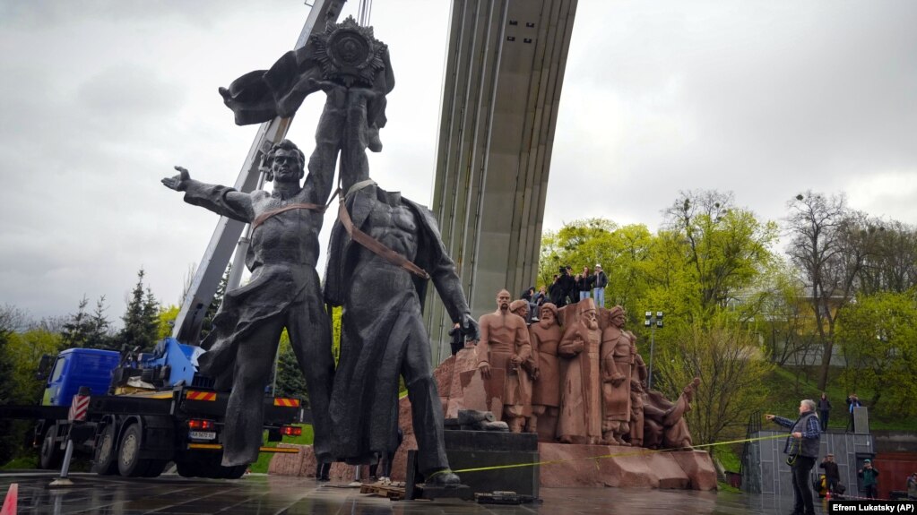 Під час демонтажу радянської скульптури, яка символізувала «возз’єднання України та Росії». Київ, 26 квітня 2022 року