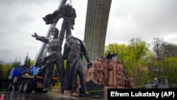 Під час демонтажу радянської скульптури, яка символізувала «возз’єднання України та Росії». Київ, 26 квітня 2022 року 