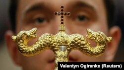 În timpul liturghiei din catedrala Sf. Mihail din Kiev, 16 decembrie 2018, când președintele Petro Poroșenko a anunțat înființarea Bisericii Ortodoxe autocefale a Ucrainei, independentă de Moscova