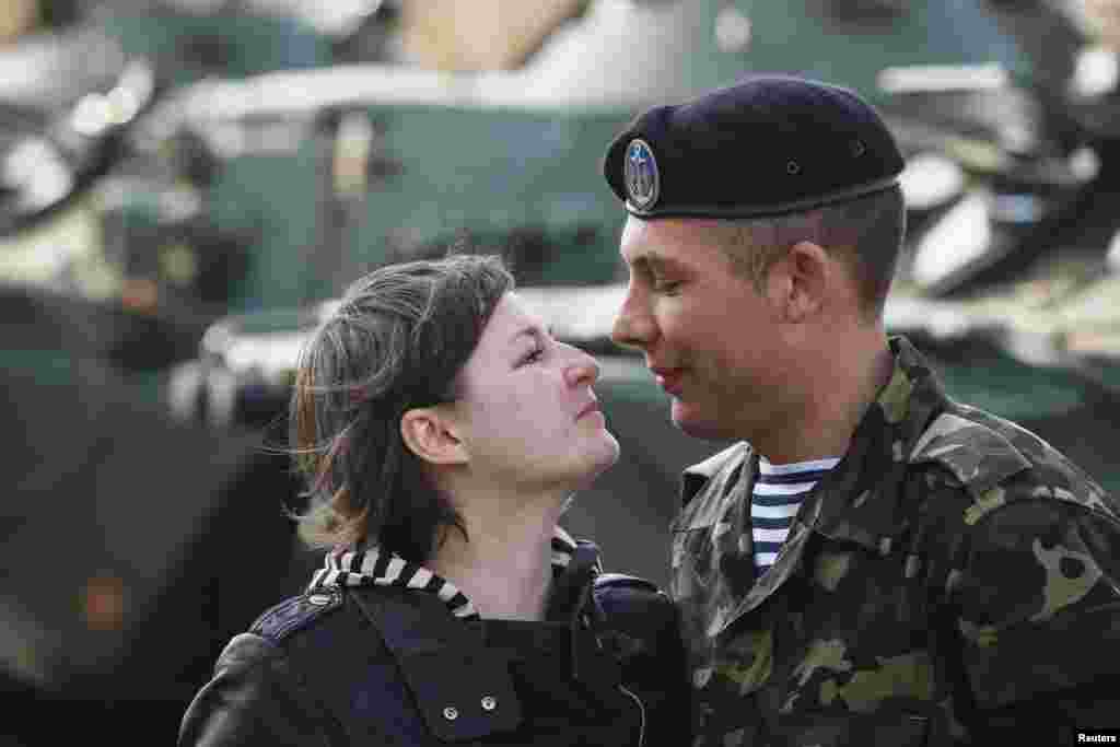 Український морський піхотинець спілкується зі своєю дружиною, після того як залишив військову базу в Феодосії, 27 березня 2014 року