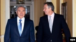 Тони Блэрдің Ұлыбритания премьер-министрі болып тұрғанда Қазақстан президенті Нұрсұлтан Назарбаевпен бірге түскен суреті. Лондон, 21 қараша 2006 жыл.