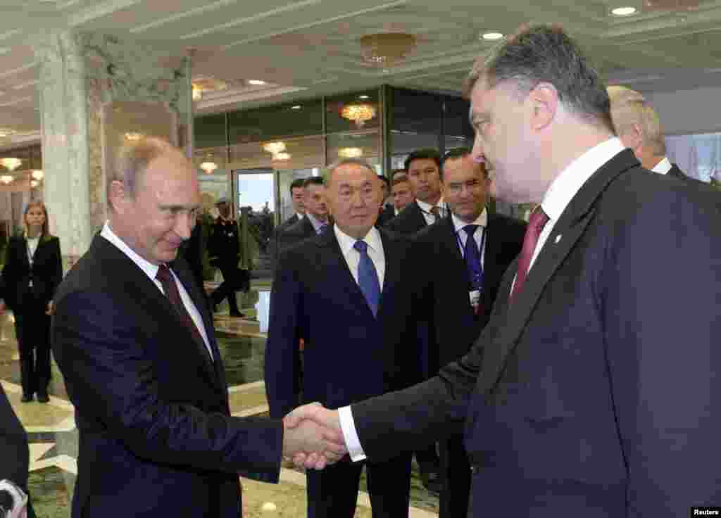 Президент России Владимир Путин и президент Украины Петр Порошенко (справа) провели в Минске переговоры один на один, посвященные кризису на востоке Украины.&nbsp;