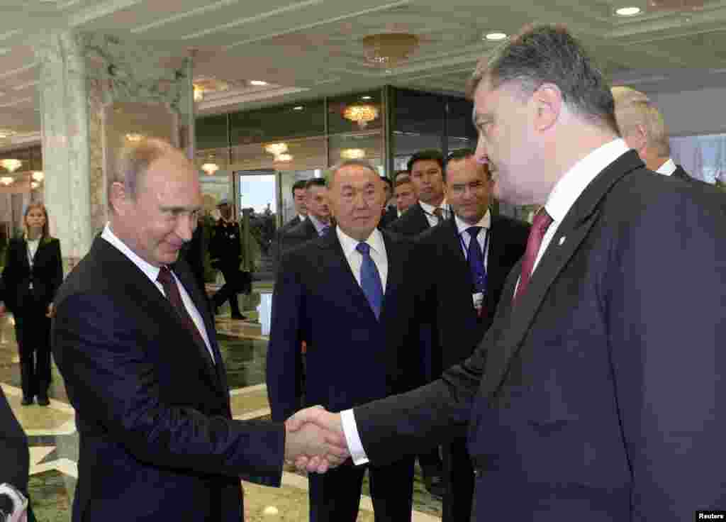 Президент России Владимир Путин и президент Украины Петр Порошенко (справа) провели в Минске переговоры один на один, посвященные кризису на востоке Украины. 