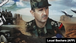شهروند سوری از برابر پوستر بشار اسد در شهر قدیم دمشق میگذرد