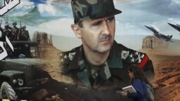 شهروند سوری از برابر پوستر بشار اسد در شهر قدیم دمشق می‌گذرد