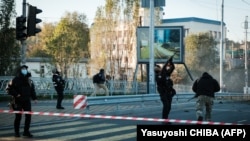 Полицейский в Киеве стреляет в российский беспилотник-камикадзе иранского производства, октябрь 2022 года