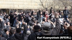 Жиынға келген адамдар. Алматы, 24 наурыз 2012 жыл.