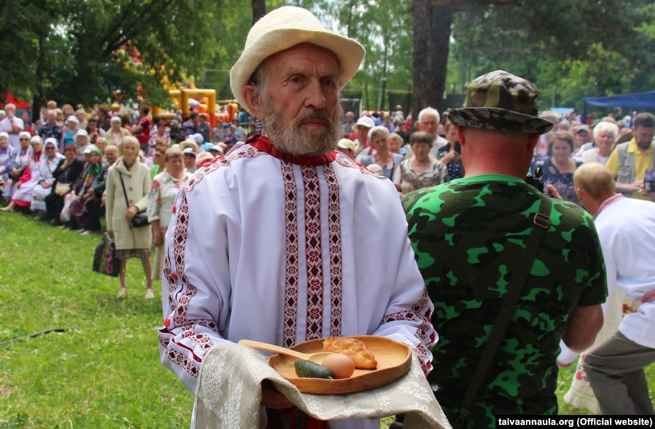 Альберт Разін, директор Інституту людини Удмуртського державного університету, який біля будівлі Державної ради Удмуртії здійснив самоспалення у 2019 році. Поруч з ним був плакат: «І якщо завтра моя мова зникне, то я готовий сьогодні померти»