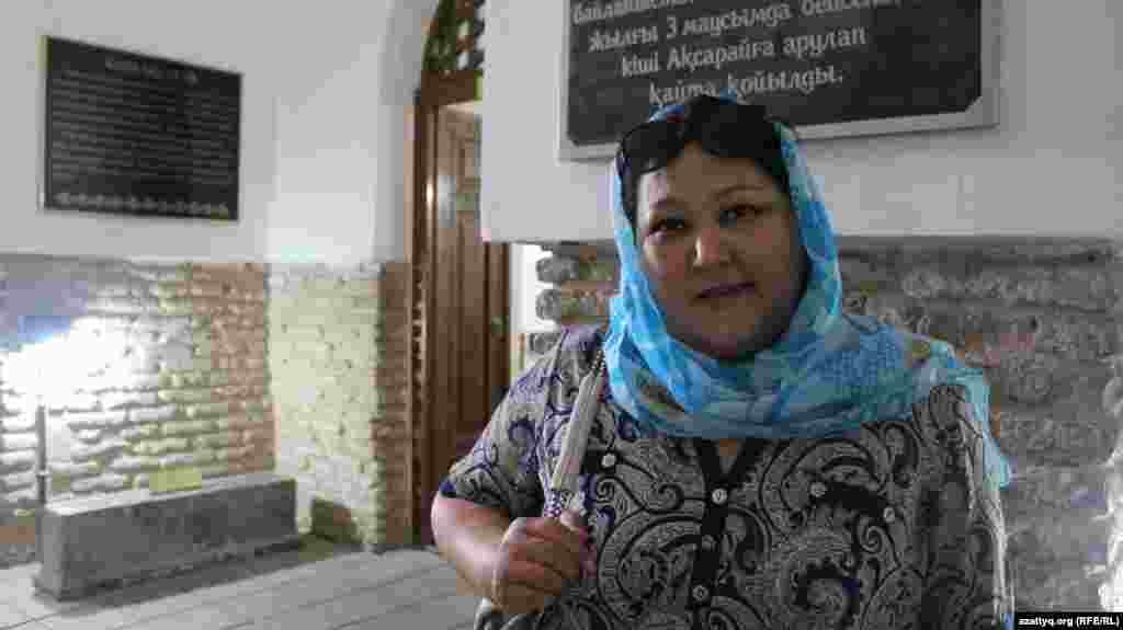 Жительница города Каратау Жамбылской области Алма Пазылова впервые приехала в мавзолей. Она говорит, что приехала с целью &laquo;попросить спокойствия для народа и благополучия для родных&raquo;.