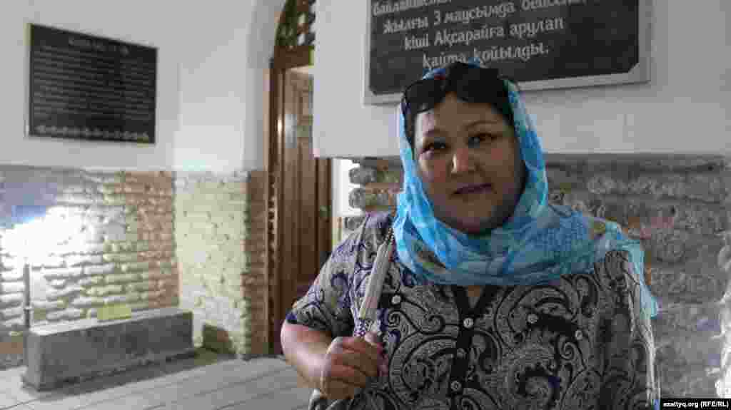 Қожа Ахмет Ясауи кесенесіне тауап ете келген Қаратау қаласы тұрғыны Алма Пазылова тарихи орыннан ерекше әсер алғанын; халыққа амандық, заманға тыныштық тілегенін айтады. 