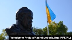 Прапор України біля пам'ятника Тарасу Шевченку в Сімферополі. 23 серпня 2013 року