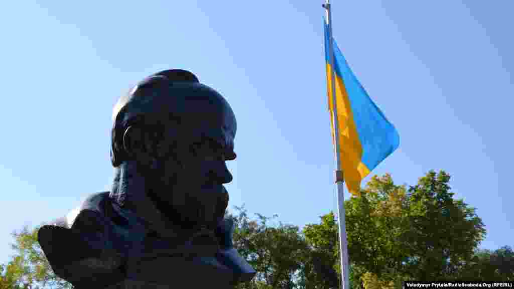 Украинский флаг на фоне памятника Шевченко, 2013 год