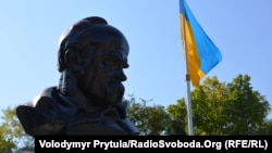 Флаг Украины возле памятника Тарасу Шевченко в Симферополе. 23 августа 2013 года