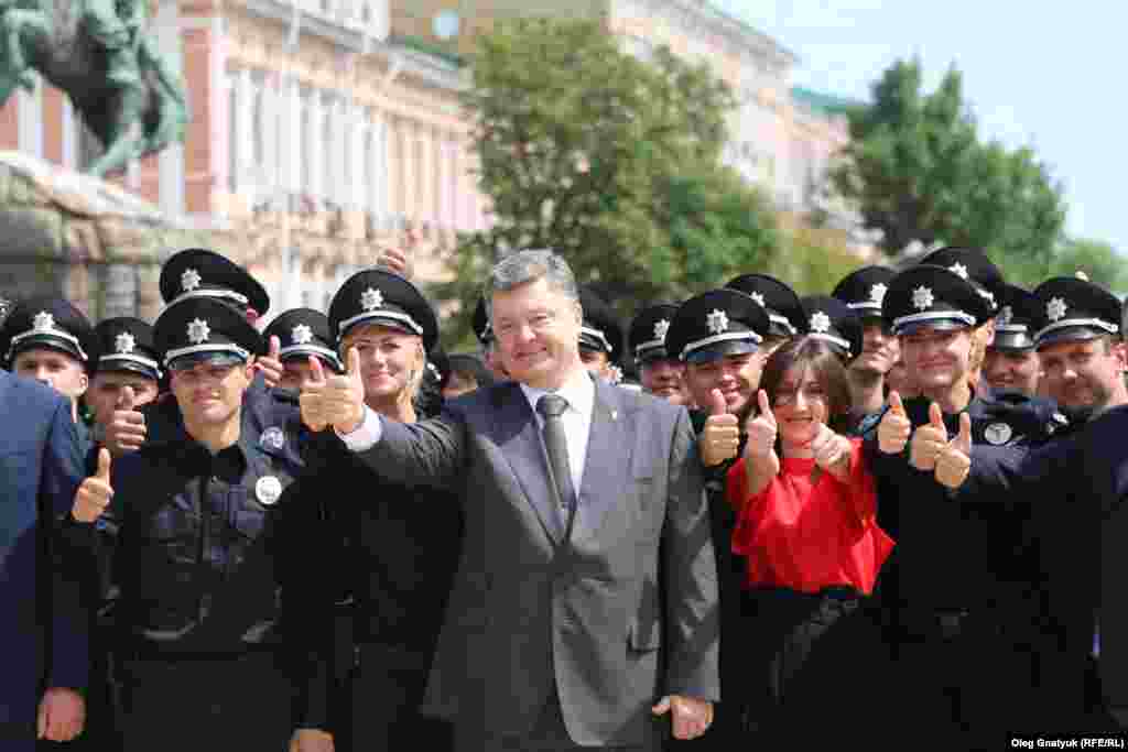 Президент України Петро Порошенко приєднується до привітань з нагоди складання присяги