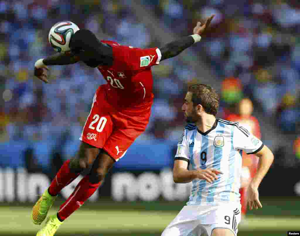 Argentina-İsveçrə - 1:0. Johan Djourou vs. Gonzalo Higuain.