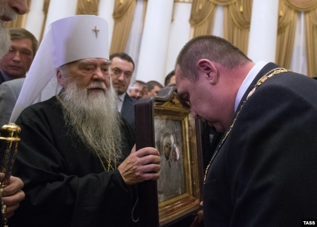 Зліва направо: Іоанникій (Кобзєв), митрополит Луганський і Алчевський Української православної церкви (Московського патріархату), й Ігор Плотницький, тодішній ватажок угруповання «ЛНР», що визнане в Україні терористичним. Окупований Луганськ, 4 листопада 2014 року