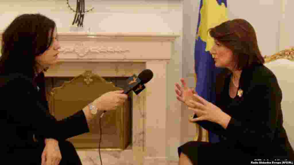 Kosovo: Šef kosovskog biroa RSE Arbana Vidishiqi tokom intervjua sa predsjednicom Kosova Atifete Jahjaga, 2014