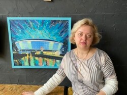 Інна та картина її роботи – стадіон Донбас-Арена