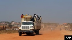 گروهی از شهروندان سودان جنوبی در حال فرار از جوبا، پایتخت سودان جنوبی