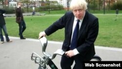 Londonski gradonačelnik Boris Johnson na biciklu