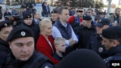 Ռուսաստան - Ալեքսեյ Նավալնին կնոջ և որդու հետ՝ Մոսկվայում բողոքի ցույցի ժամանակ, մայիս, 2017թ․
