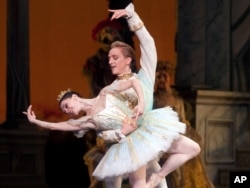 Natalia Osipova și David Hallberg în „Frumoasa din pădurea adormită”, montată la New York în 2010