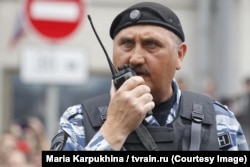 Колишній командир спецпідрозділу «Беркут» Сергій Кусюк у формі ОМОНу на мітингу в Москві