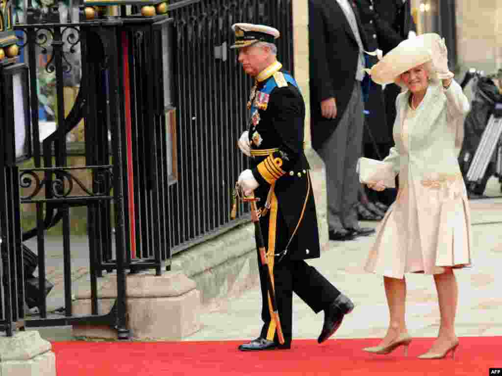 شاهزاده چارلز، پدر داماد، با کامیلا، دوشس کرن‌وال، همسر دوم خود وارد کلیسا می‌شوند 