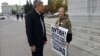 Одиночные пикеты в поддержку обвиняемых по "московскому делу" у мэрии Новосибирска