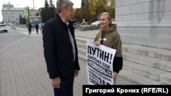 Одиночные пикеты в поддержку обвиняемых по "московскому делу" у мэрии Новосибирска