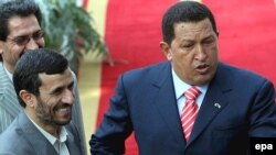هوگو چاو، رييس جمهوری ونزوئلا، روز دوشنبه، ۱۹ نوامبر، به تهران سفر کرد و با محمود احمدی نژاد، رييس جمهوری ايران، ديدار و گفت و گو کرد.