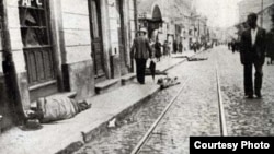 Fotografie de arhivă din timpul pogromului din 1941 de la Iași. 
