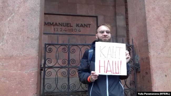 A student in Kaliningrad demonstrates in support of Immanuel Kant on December 8, 2018.