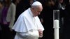 Папа Римський засуджує теракти в Парижі і молиться за жертв