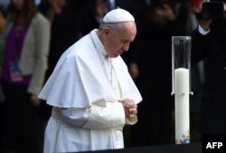 Папа Франциск в Нью-Йорке у мемориала жертвам терактов осени 2011 года. 25 сентября 2015 года