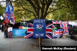 Protestuesit pro-Brexitit para Parlamentit të Britanisë
